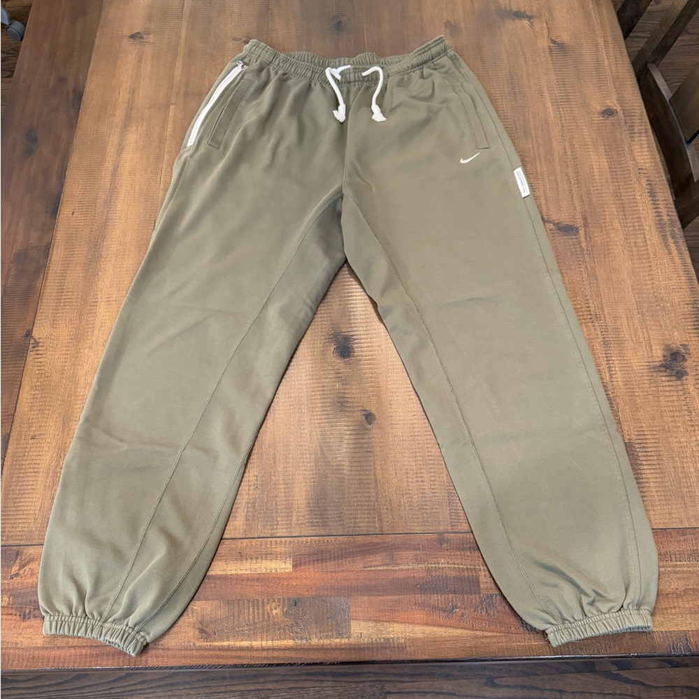 Nike men’s standard issue sweatpants green size L